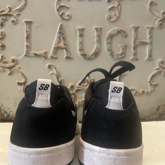 Men’s black and white sneaker brand Nike - Picture 7 of 7